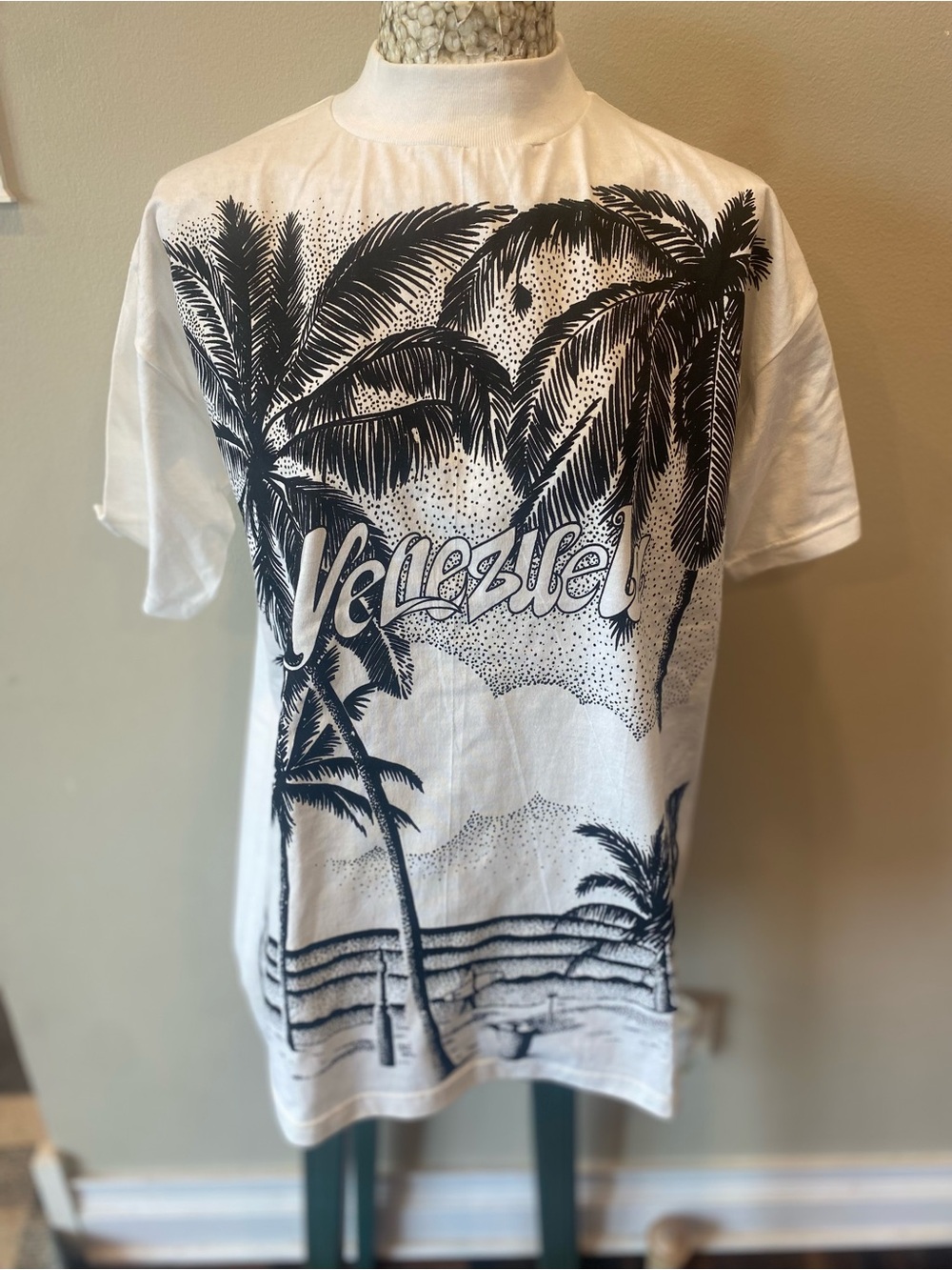 Vintage 90s  Venezuela BlackWhite Palm Graphic Short-Sleeve Shirt